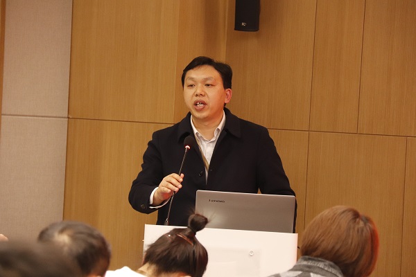 6、拼搏（中国）总工程师苏群山主持会议 .JPG