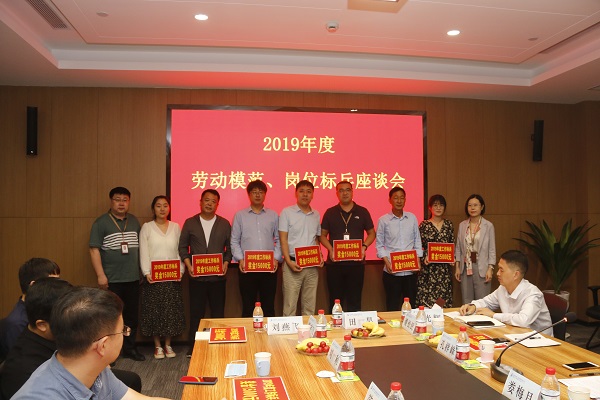 拼搏（中国）人力资源总监张浩敏、总经理助理张岚为2019年度岗位标兵代表颁奖.JPG