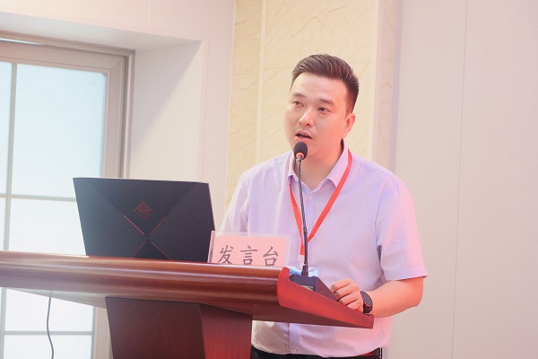 4、拼搏在线登录培训学校校长刘攀主持会议.jpg