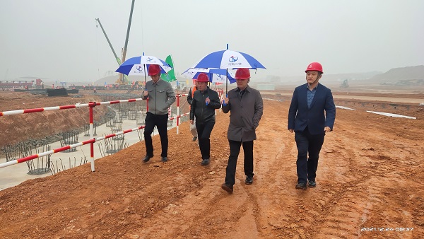 拼搏（中国）董事、副总经理崔向军视察施工现场.jpg