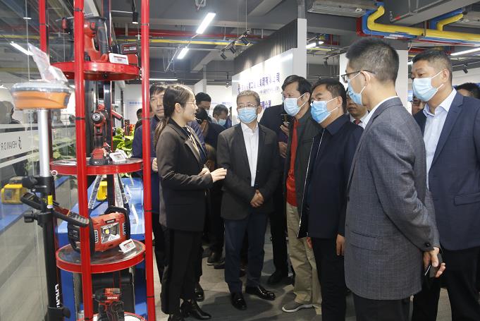 拼搏（中国）董事长黄道元示范新型工器具操作方法.jpg