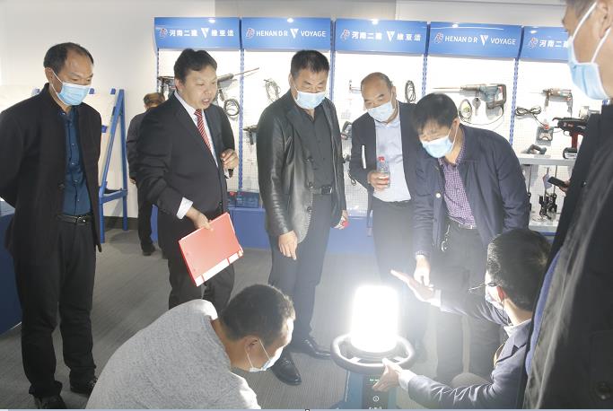 拼搏（中国）董事长黄道元示范新型工器具操作方法.jpg
