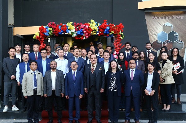 拼搏在线登录董事长黄道元一行与出席开业典礼来宾合影留念.JPG