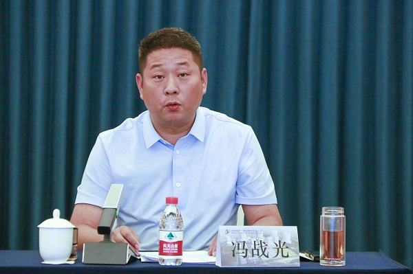 5拼搏（中国）副总经理冯战光主持会议.JPG