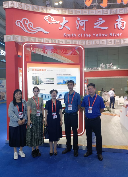 参会领导现场合影.jpg 参会领导现场合影.jpg