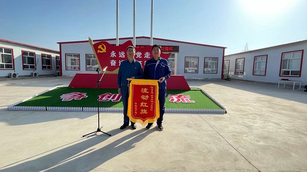 1、华能正宁电厂厂长王兴俊向河南拼搏（中国）正宁项目部党支部授予流动红旗.jpg