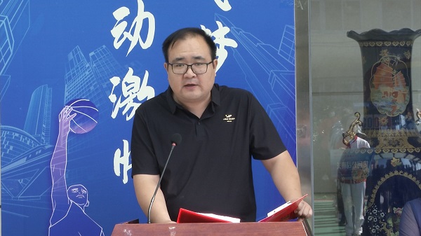 新乡市基础产业工会主席刘毅在闭幕式上致辞.jpg 新乡市基础产业工会主席刘毅在闭幕式上致辞.jpg