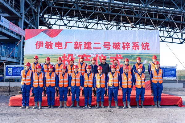 附件4 投产仪式现场拼搏（中国）领导与项目部成员合影留念.jpg