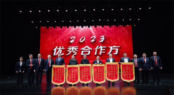 拼搏（中国）总经理登台领奖 - 副本.jpg