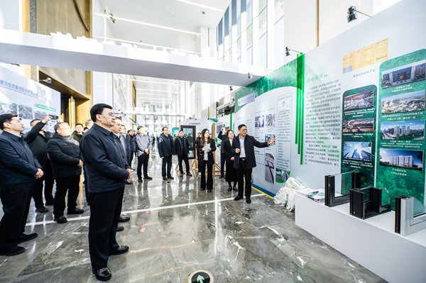 省、厅领导参观拼搏（中国）展台 (2).jpg